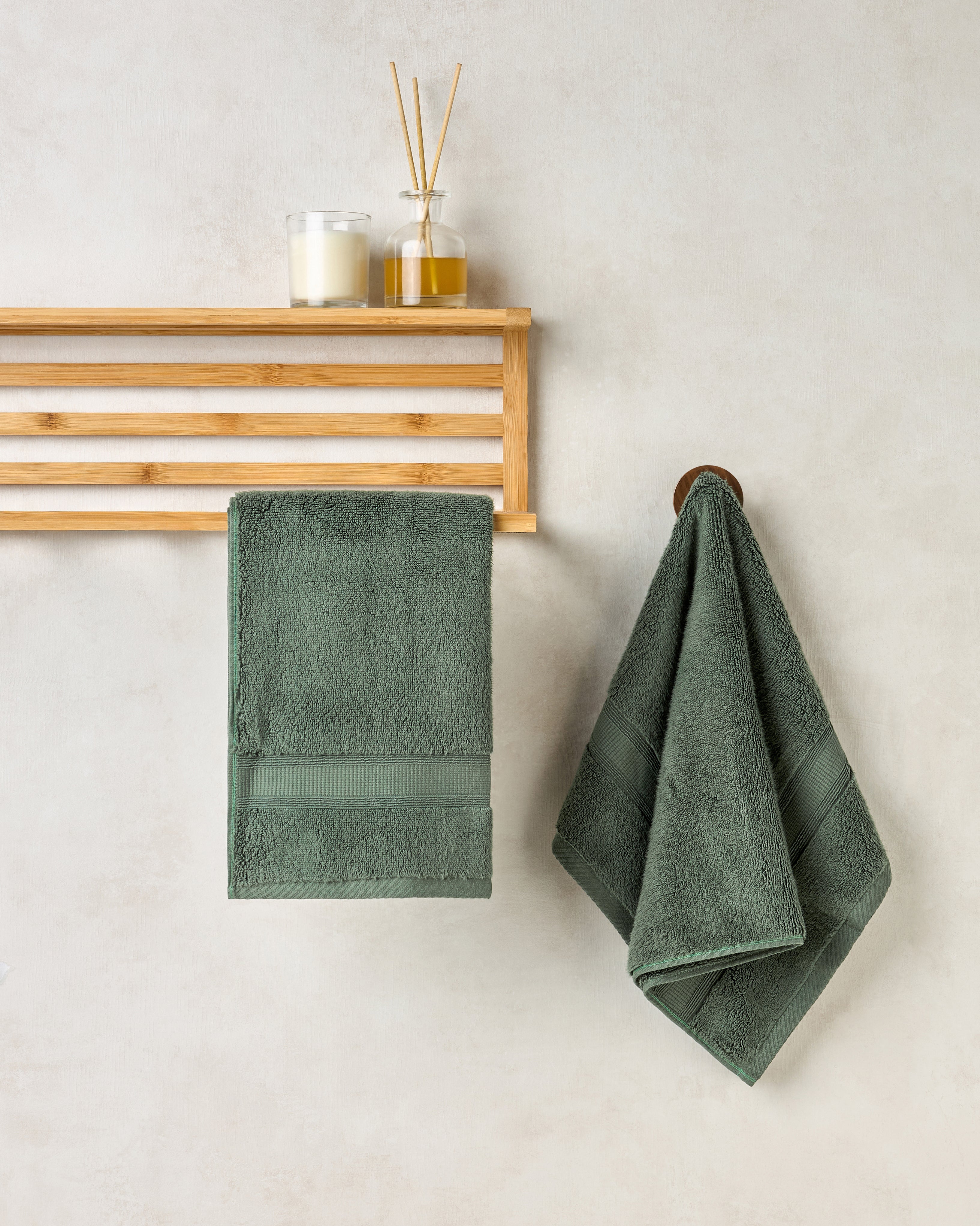 The Gold Collection | Hand Towel | 700 GSM | Laurel Wreath