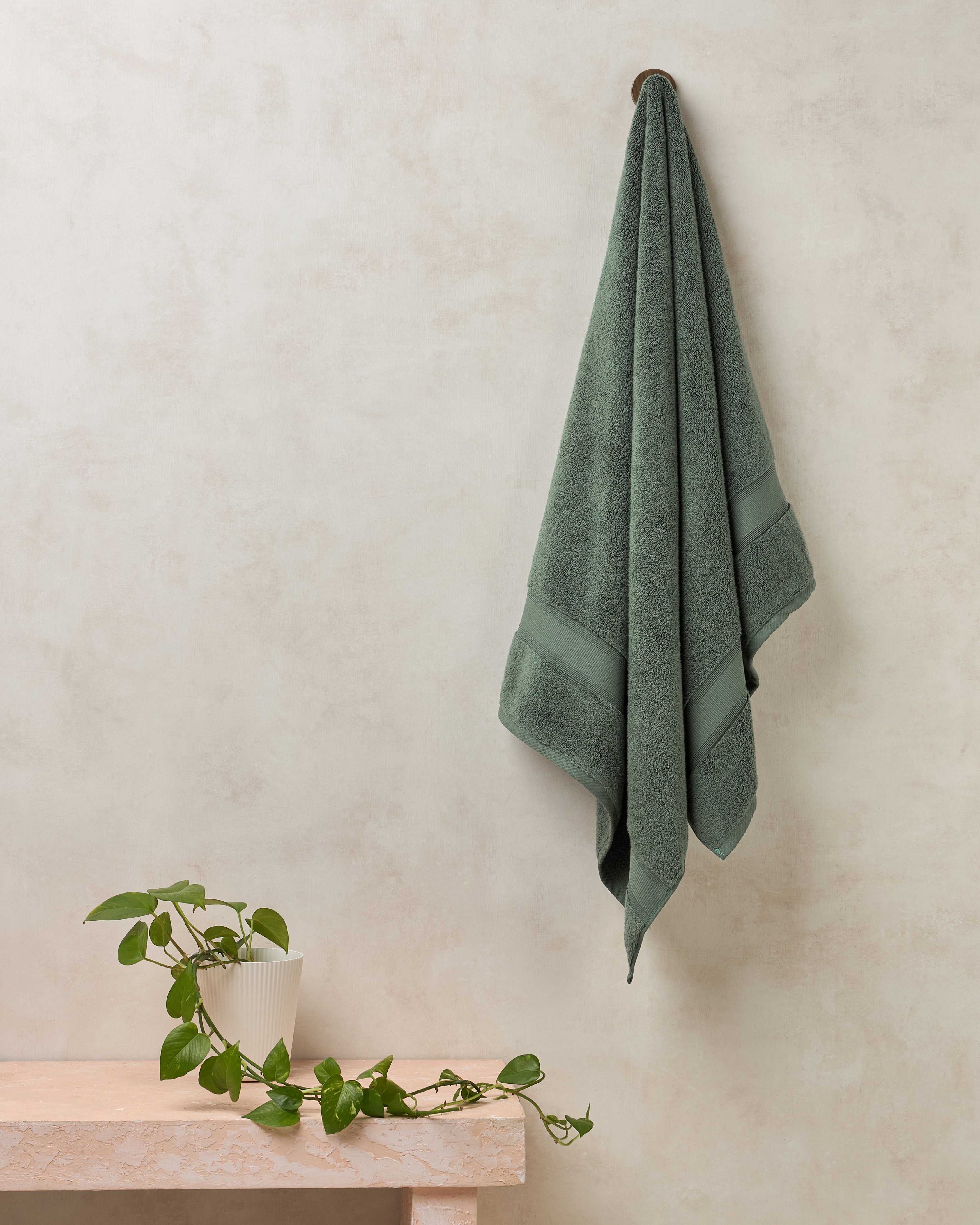 Gold Collection, Eminence | Bath Towel | 700 GSM Laurel Wreath By Himeya